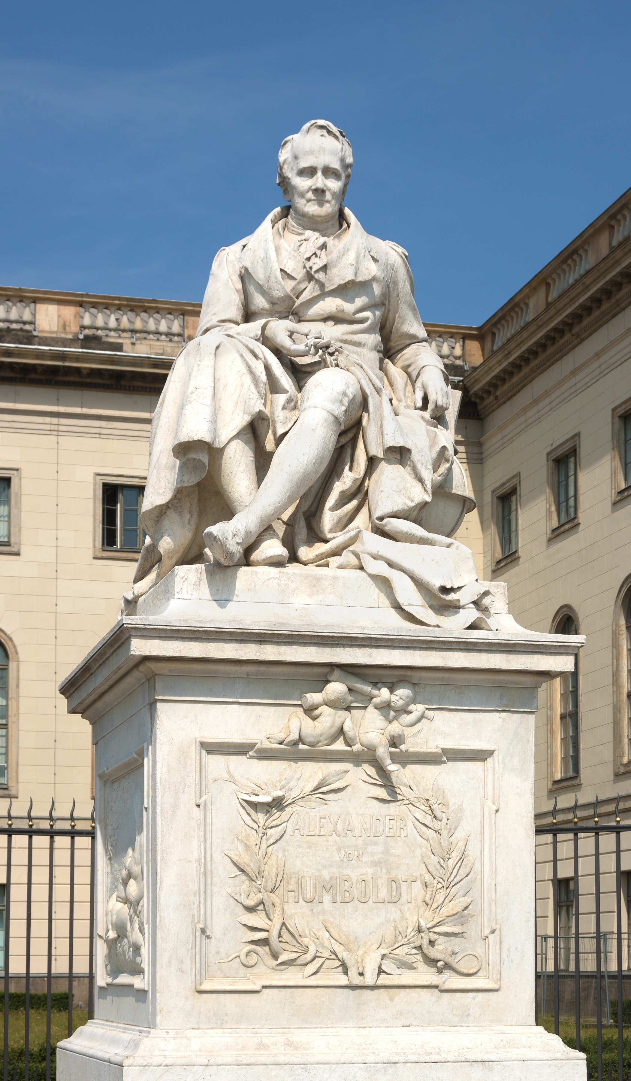 2020_03_07_Alexander_von_Humboldt_Denkmal_-_Humboldt_Universität_zu_Berlin